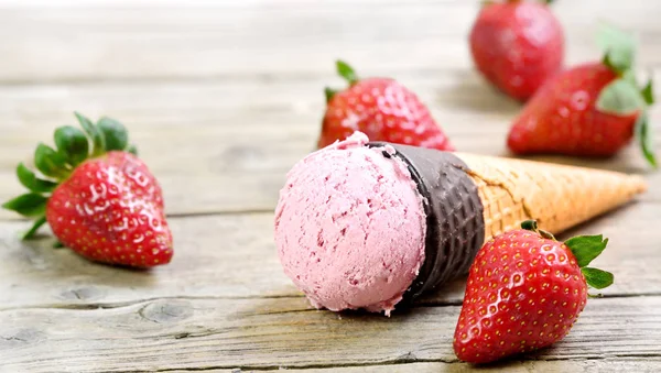 Ice cream cone with strawberry — Stock Photo, Image