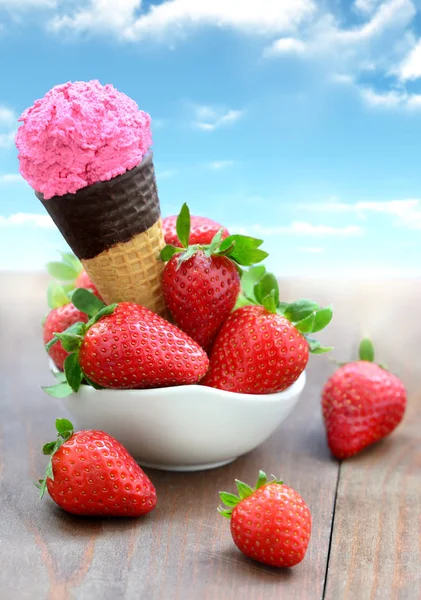 Ice cream cone and strawberries — Stock Photo, Image