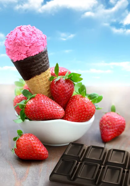蛋卷冰淇淋和草莓 — 图库照片