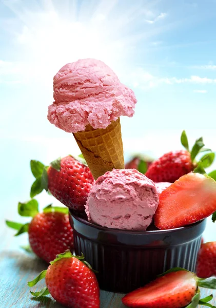 Kužel zmrzliny a jahody — Stock fotografie