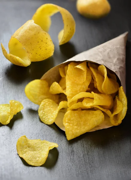 Chips and peeled potato — Stock Photo, Image