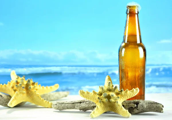 Пиво в красивом тропическом пляже с морской звездой — стоковое фото