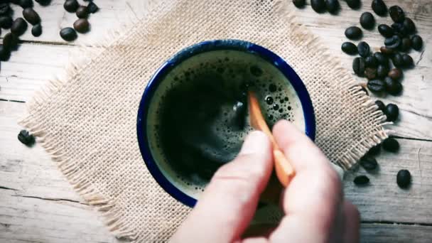 Перемещает чайную ложку в чашку кофе — стоковое видео