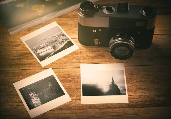 Old retro camera with  photographs — Stock Photo, Image