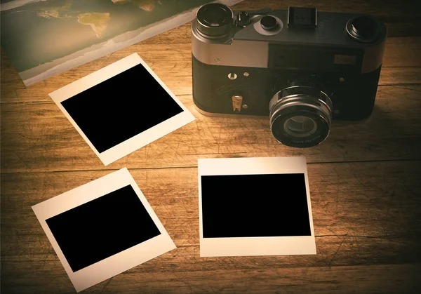 Gamla retro kamera med svart fotografier på vintage trä tabeller — Stockfoto