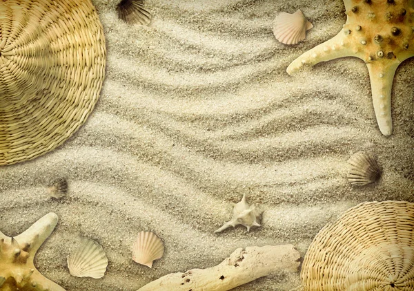 Sjöstjärnor, stråhatt och skal på stranden — Stockfoto