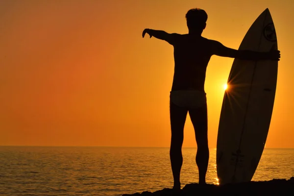 Un surfeur observe les vagues au coucher du soleil — Photo