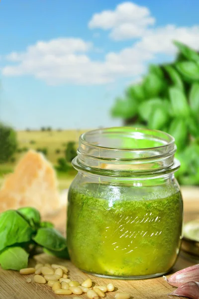 Pesto genovese - tradiční italské zelené bazalky — Stock fotografie