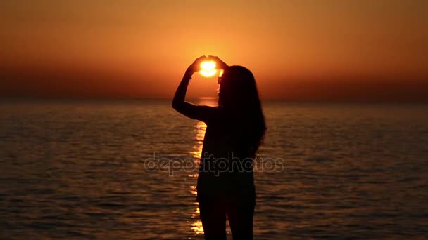 Silueta de la muchacha en la puesta del sol hermosa — Vídeo de stock