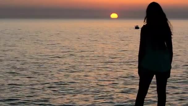 Chica Esperando Barco Mar Atardecer — Vídeos de Stock