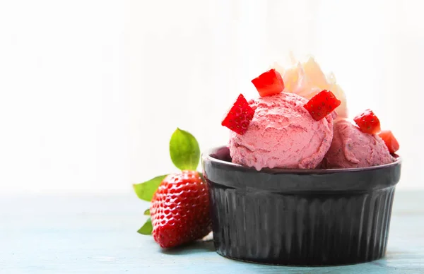 Terrine mit Eis und frischen Erdbeeren — Stockfoto