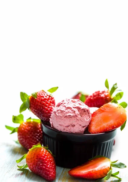 Terrine mit Eis und frischen Erdbeeren — Stockfoto