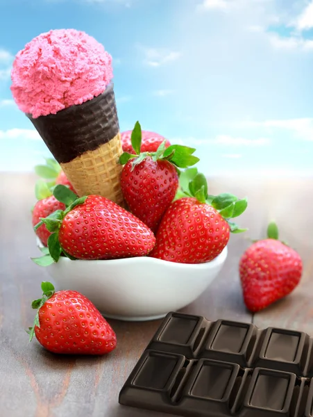 Eistüte Mit Erdbeeren Und Pralinen Auf Dem Tisch Mit Himmelshintergrund — Stockfoto