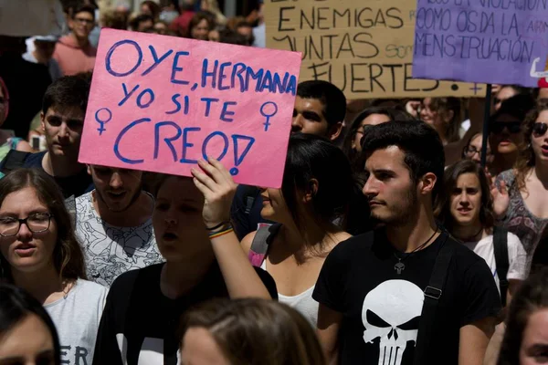 Málaga, Espanha - 10 de maio de 2018: greve geral dos estudantes pela "sentença escandalosa" de "La Manadá" — Fotografia de Stock