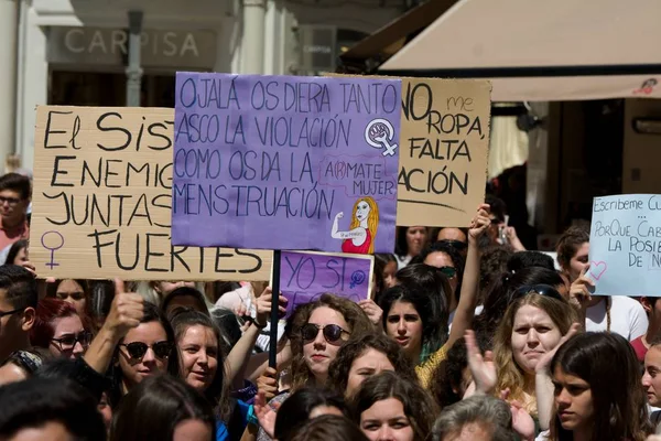 Generalstrejk bland studenter för "skandalös mening" av "La Manada" — Stockfoto