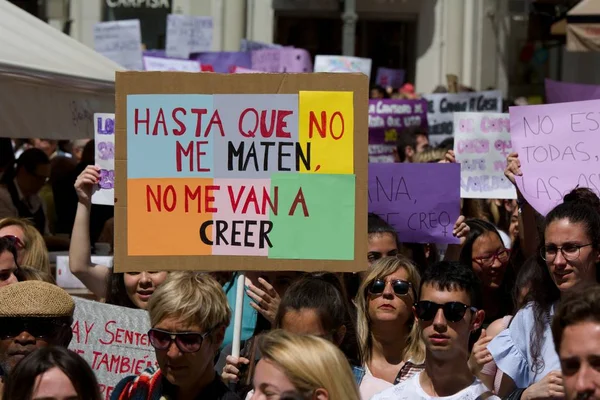 Generalstrejk bland studenter för "skandalös mening" av "La Manada" — Stockfoto