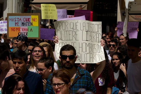 Algemene staking van studenten voor de "schandalige straf" van 'La Manada' — Stockfoto