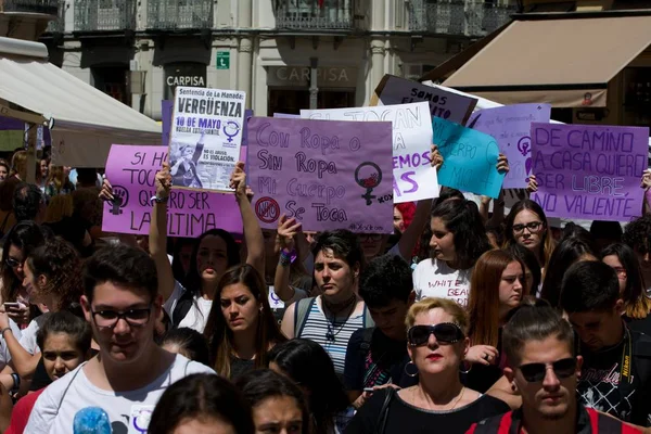 Huelga general de los estudiantes por la "condena escandalosa" de 'La Manada' —  Fotos de Stock