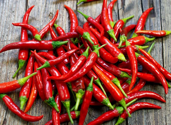 Piments rouges sur fond en bois — Photo