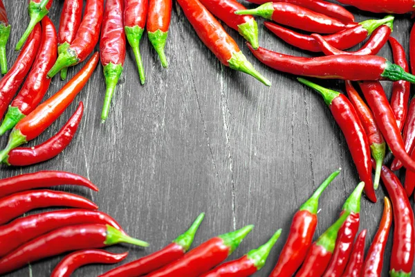 Piments rouges sur fond en bois — Photo