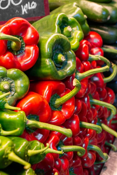 Green and red hot peppers at the market — Stock Photo, Image