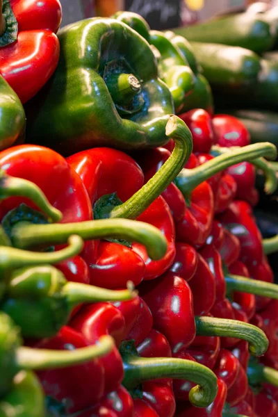 Green and red hot peppers at the market — ストック写真