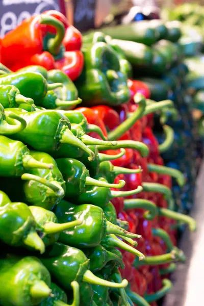 Green and red hot peppers at the market — Stock Photo, Image