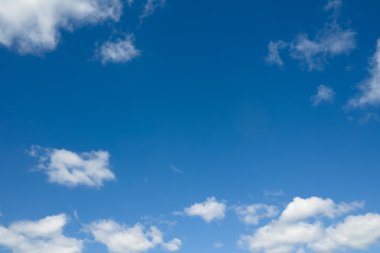 Beyaz yığın bulutlar ve gökyüzü güneşli gün. 