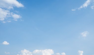 Şeffaf beyaz bulutlar ve mavi gökyüzü. 