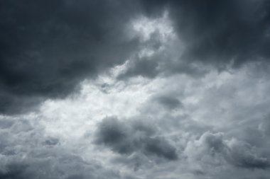 Daha önce bir fırtına bulutları. 