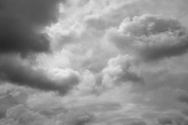Napsütés, a vihar ég, felhők. — Stock Fotó