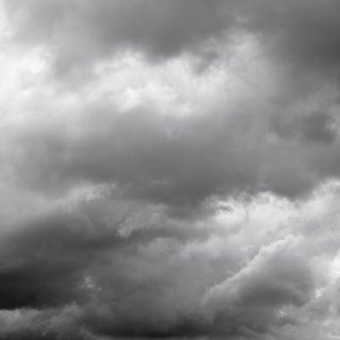 Bulutlu gökyüzü ufukta.