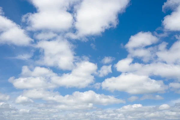 아름 다운 하늘과 수평선에 구름. — 스톡 사진