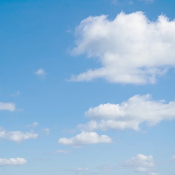 Nuvens contra o céu azul no horizonte . — Fotografia de Stock
