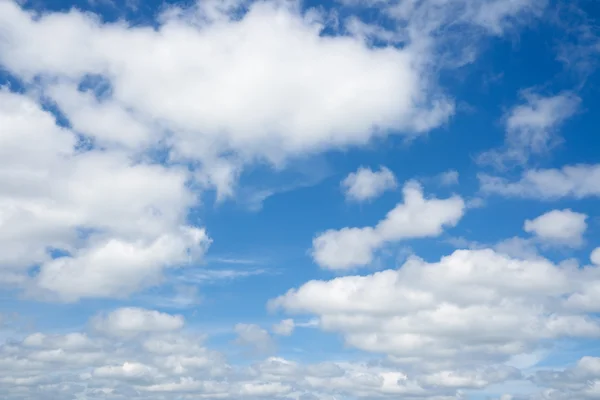 Schöner Himmel und Wolken über dem Horizont. — Stockfoto