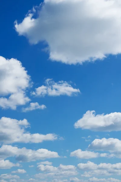 Weiße Wolken fliegen gegen blauen Himmel — Stockfoto
