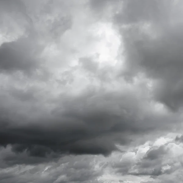 Sole attraverso il cielo grigio, pioggia . — Foto Stock