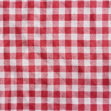 Kırmızı piknik masa örtüsü. 