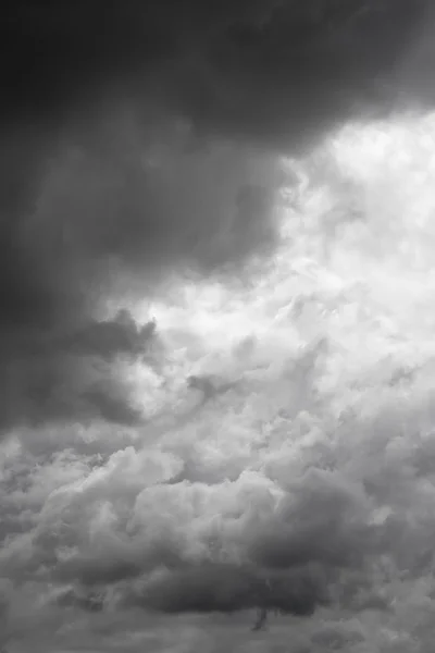 Sonnenschein durch grauen Himmel, Regen. — Stockfoto