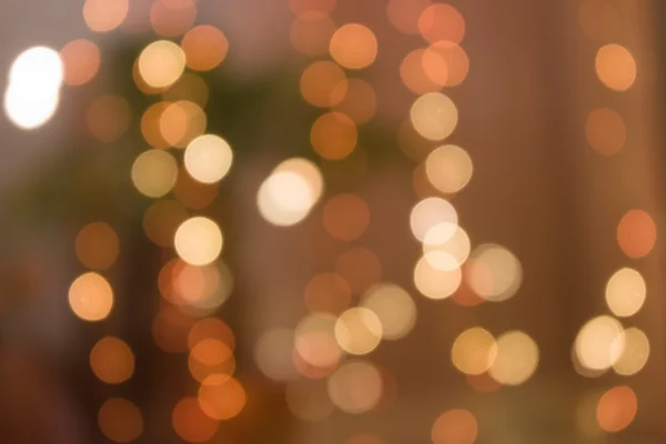 Hermosa luz de guirnalda en la ventana . — Foto de Stock