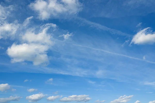 Céu azul e nuvens sobre o horizonte. Céu . — Fotografia de Stock