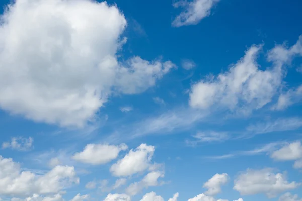 Nuvens brancas bonitas no céu azul. — Fotografia de Stock