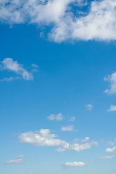 Céu e pequenas nuvens sobre o horizonte. Céu . — Fotografia de Stock