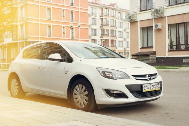 Opel Astra sokakta park edilmiş.