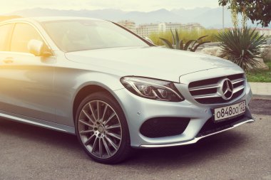 Mercedes Benz Los Angeles sokakta park edilmiş güneş ışığı,.