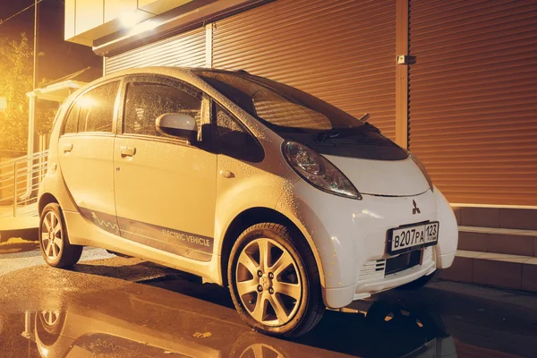 Mitsubishi i miev geparkt auf der straße los angeles in der nacht. — Stockfoto