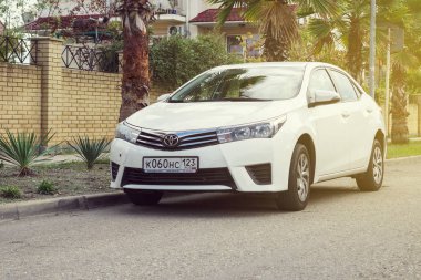 Toyota Corolla sokakta park edilmiş..