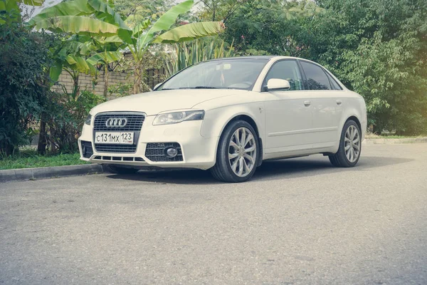 Audi A4 estacionado na estrada dos subúrbios . — Fotografia de Stock