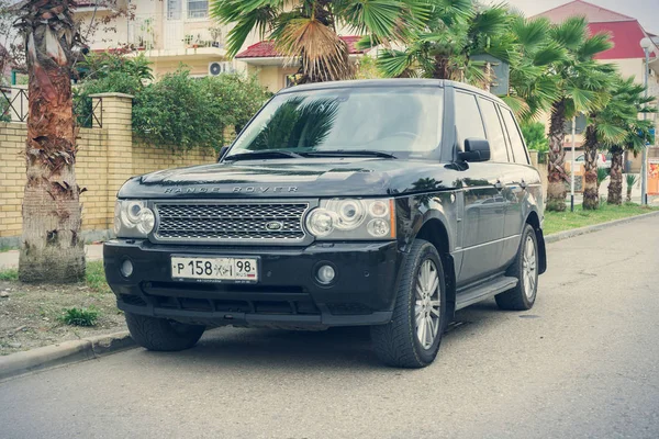 Range Rover estacionado na rua . — Fotografia de Stock