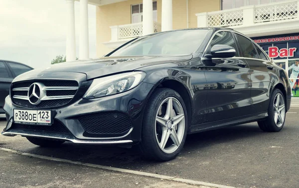 Yeni siyah Mercedes Benz.